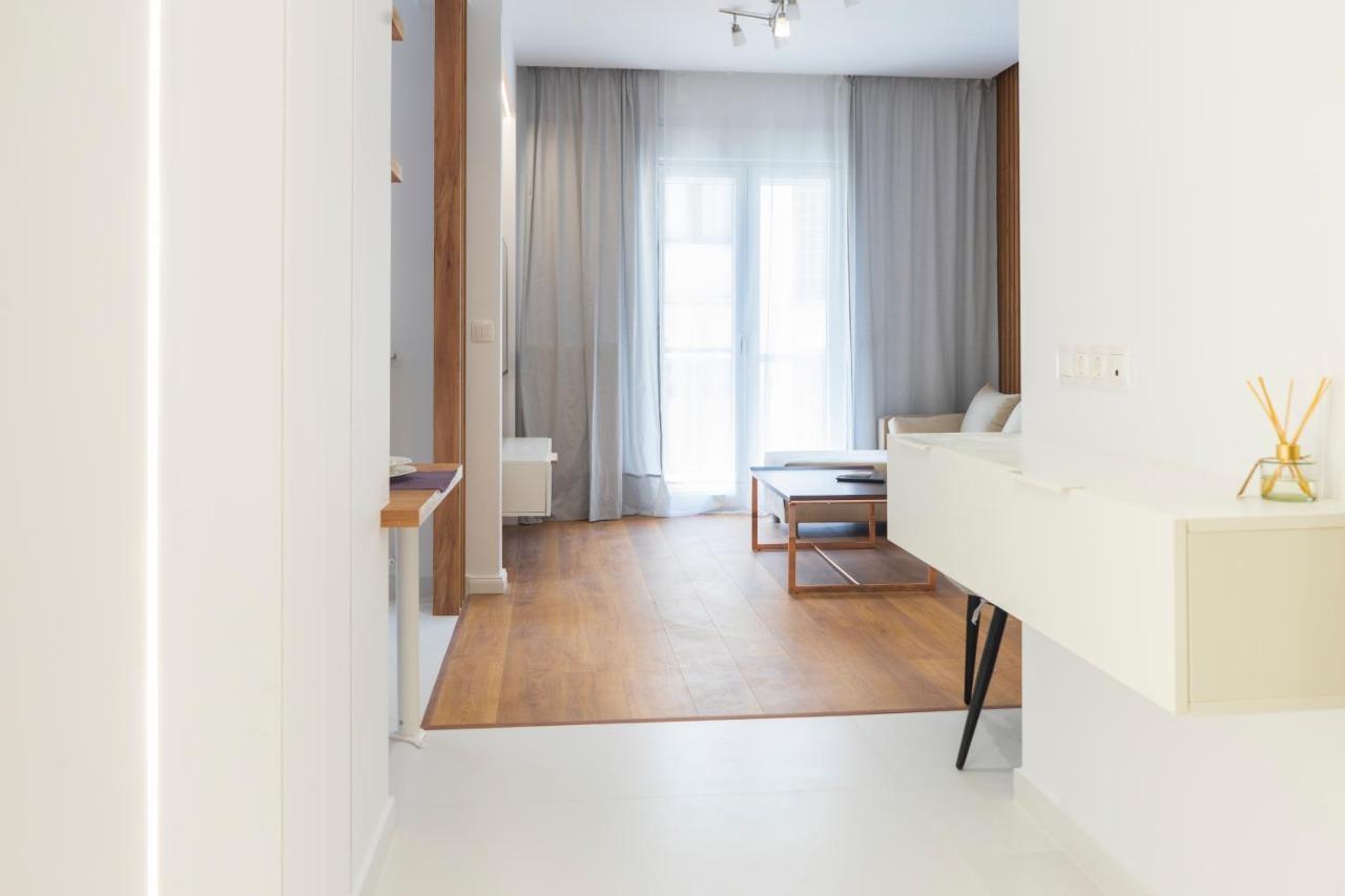 New Modern Style Home Next To The Train Station Tesalonika Bagian luar foto