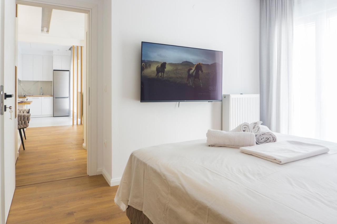 New Modern Style Home Next To The Train Station Tesalonika Bagian luar foto