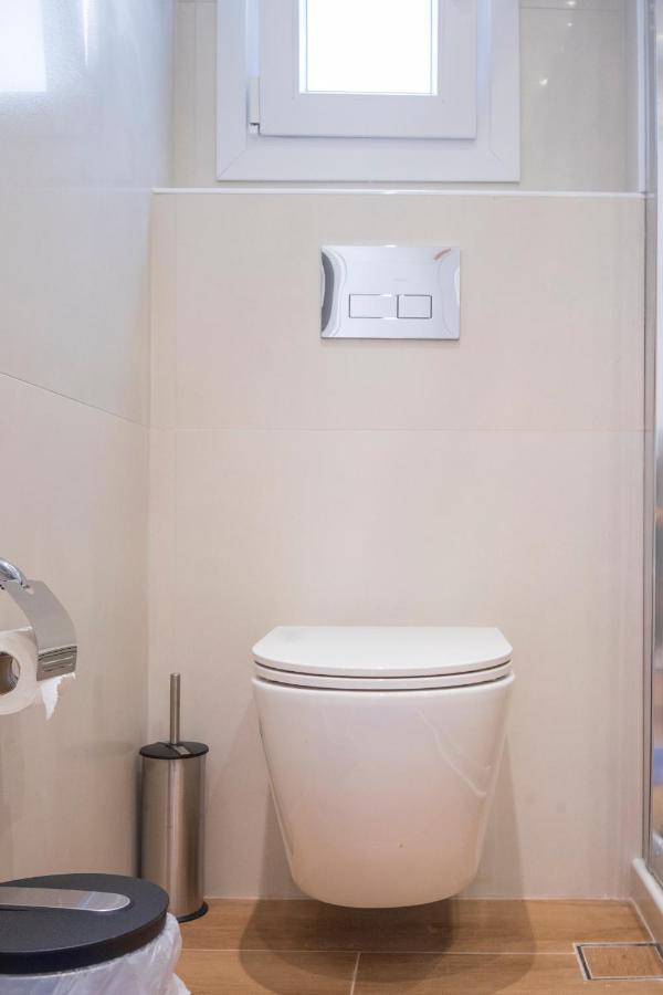 New Modern Style Home Next To The Train Station Tesalonika Bagian luar foto