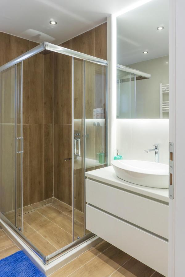 New Modern Style Home Next To The Train Station Tesalonika Bagian luar foto