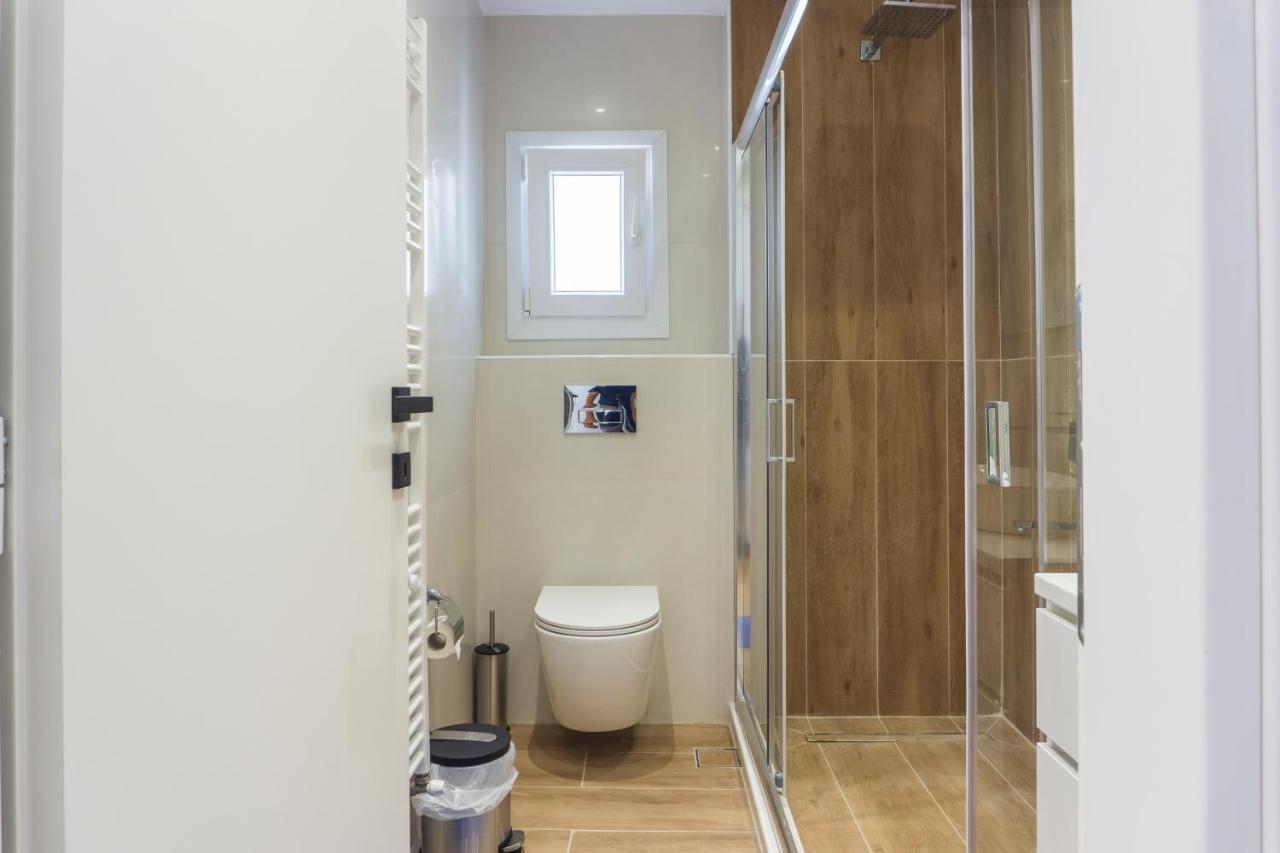 New Modern Style Home Next To The Train Station Tesalonika Bagian luar foto